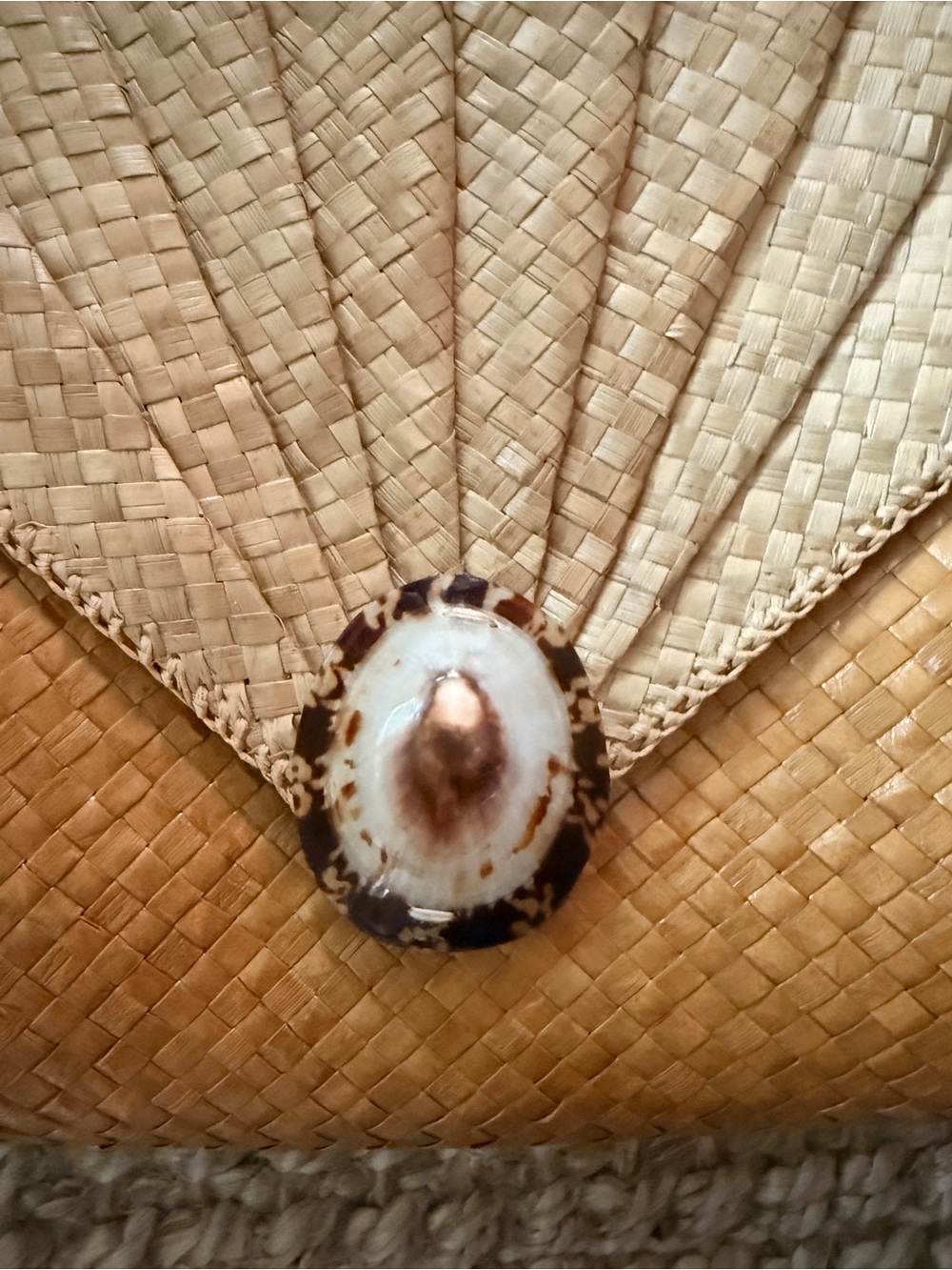 80’s Vintage resort wear Woven Straw Envelope Clutch with Shell Accent closure - Picture 2 of 2